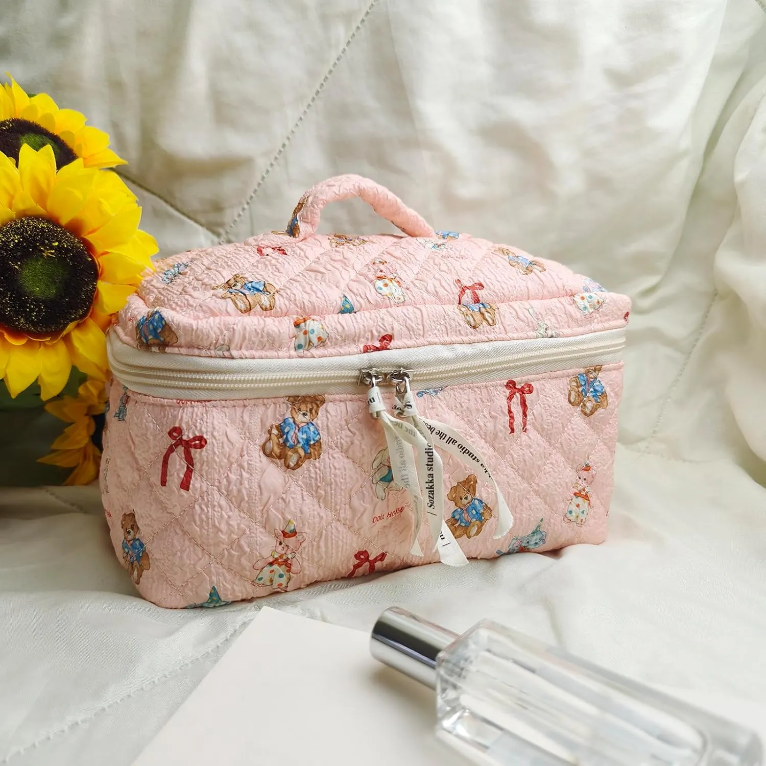 2025 New Cute Cartoon Doll House Pink Makeup Bags for Women Girls，Large Cosmetic Travel Quilted Cotton & Poplin Fabric Skincare Make Up Organizer Bag, Aesthetic Bathroom Portable Brush Case Pouch