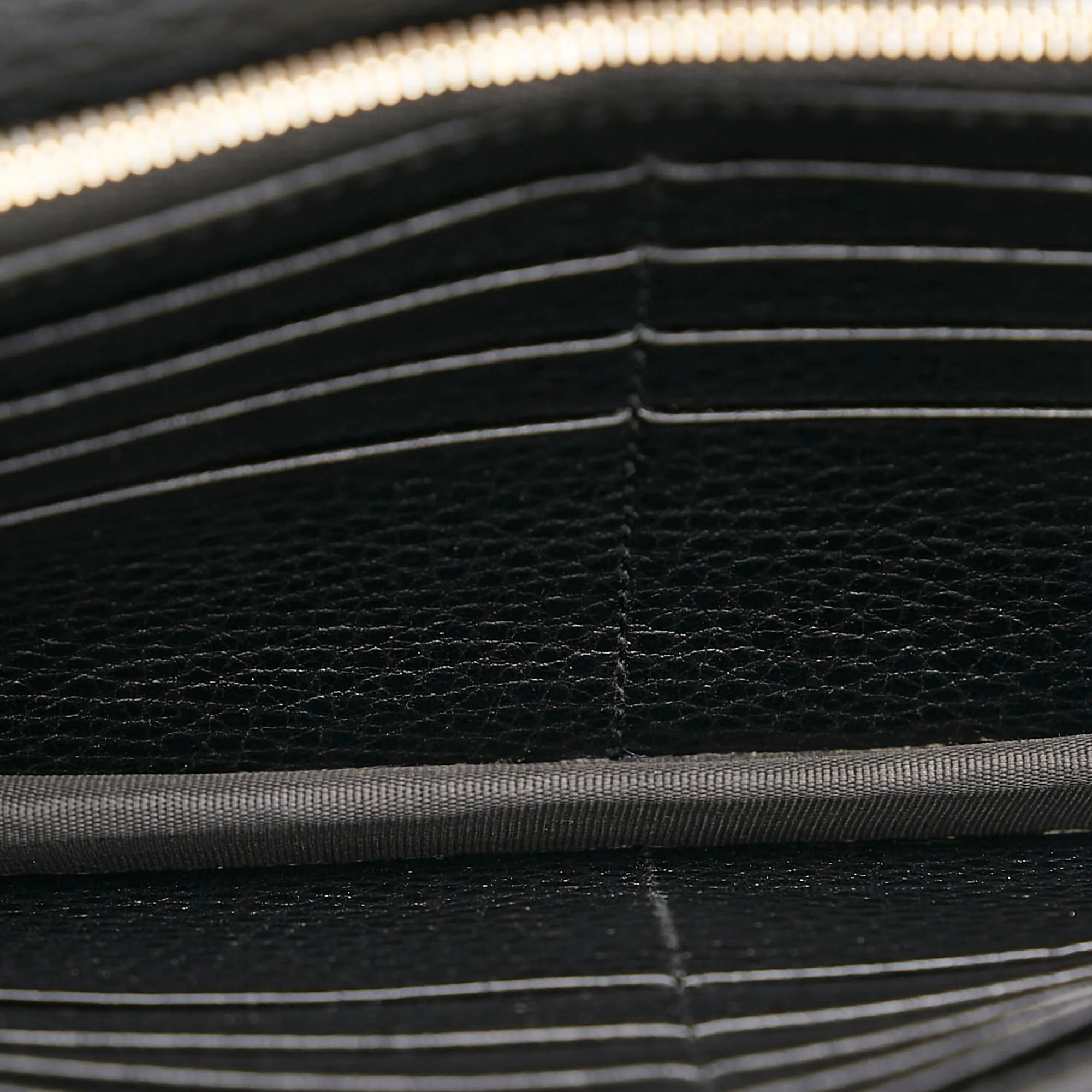 Gucci Interlocking G Chain Leather Wallet on Chain (SHG-33833)