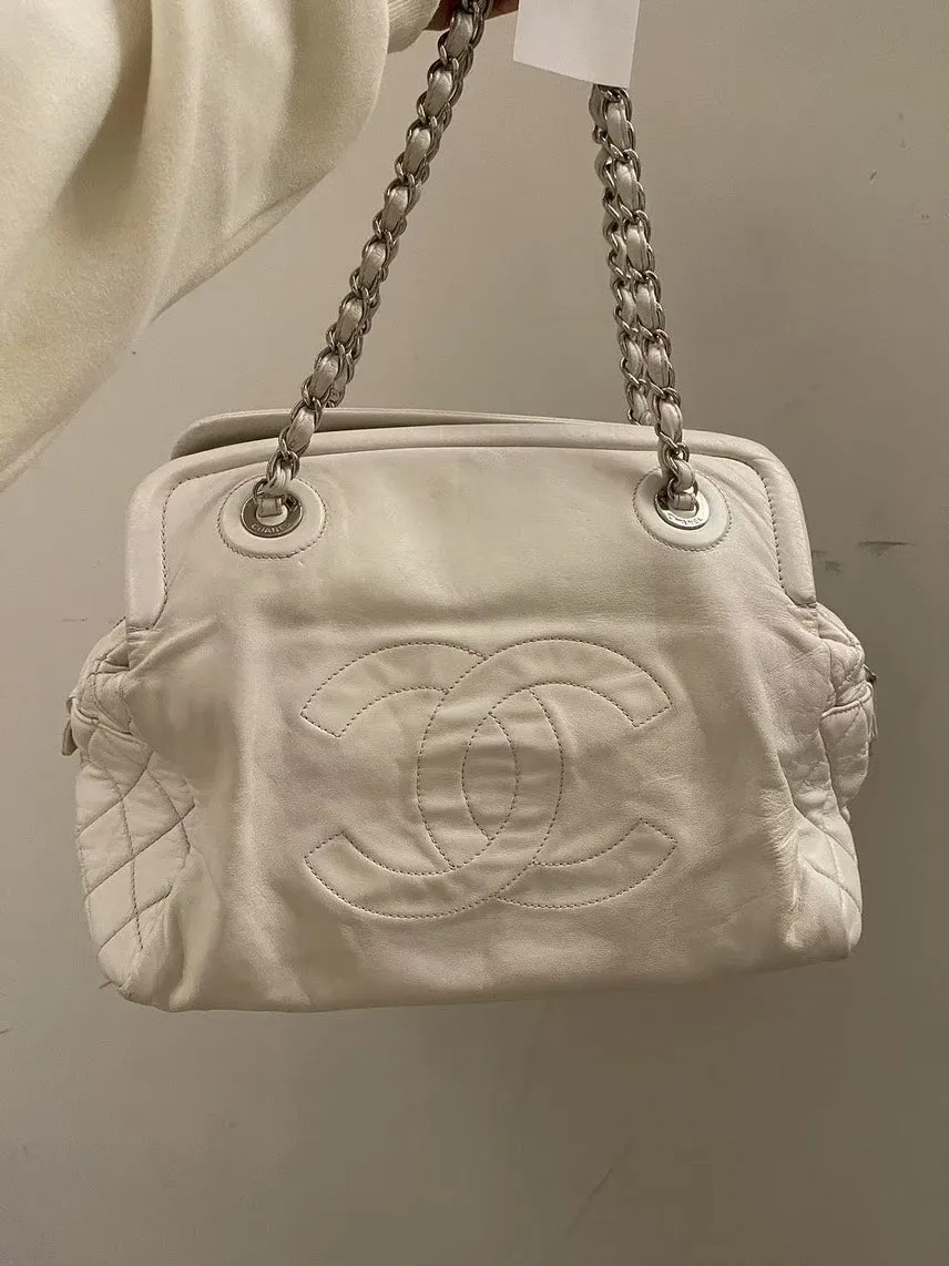 Preloved Chanel Shoulder Bag White Leather Large