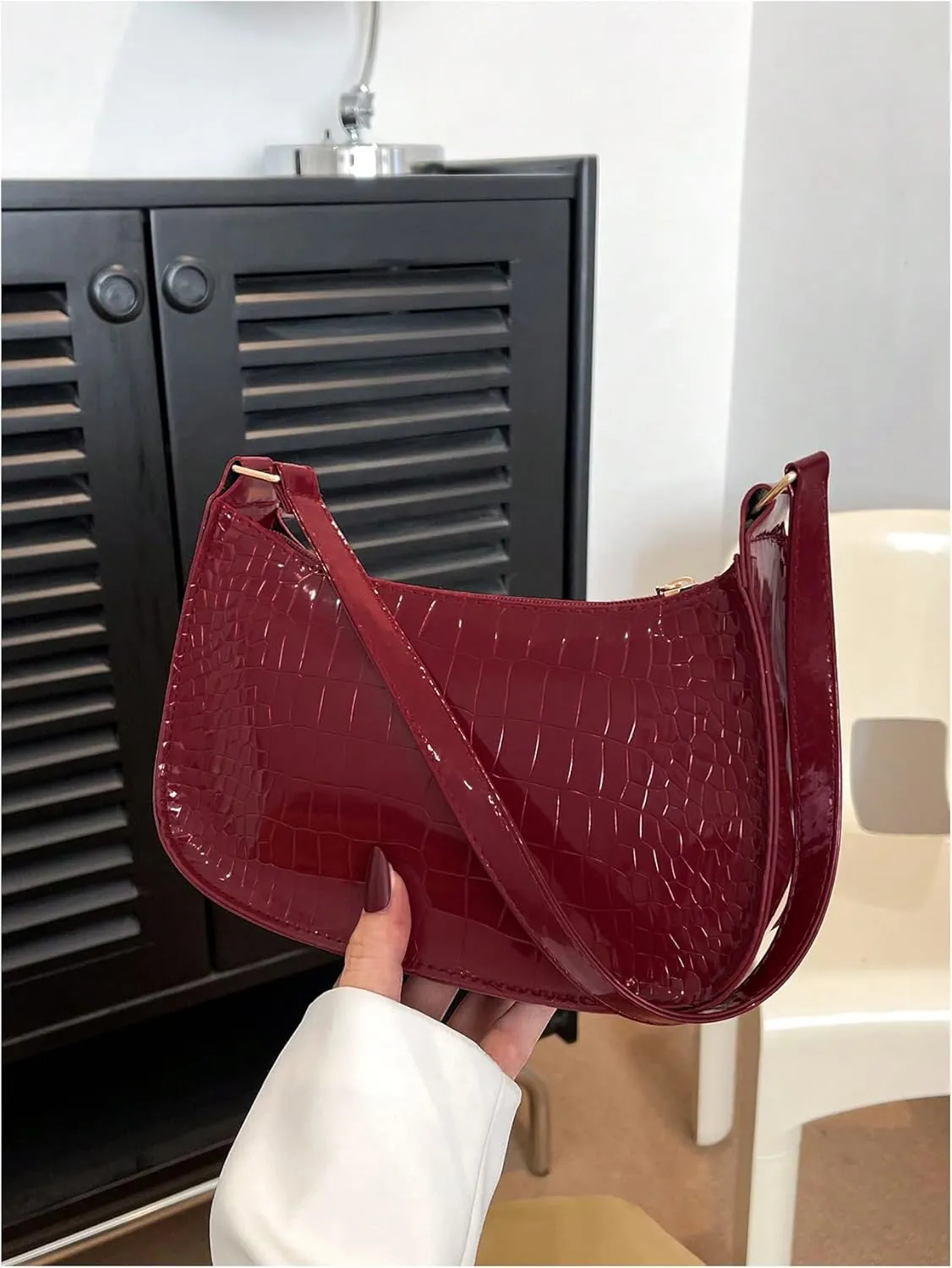 QWINEE Small Shoulder Bags for Women Zipper Crocodile Embossed Handbag Faux Leather Underarm Purse