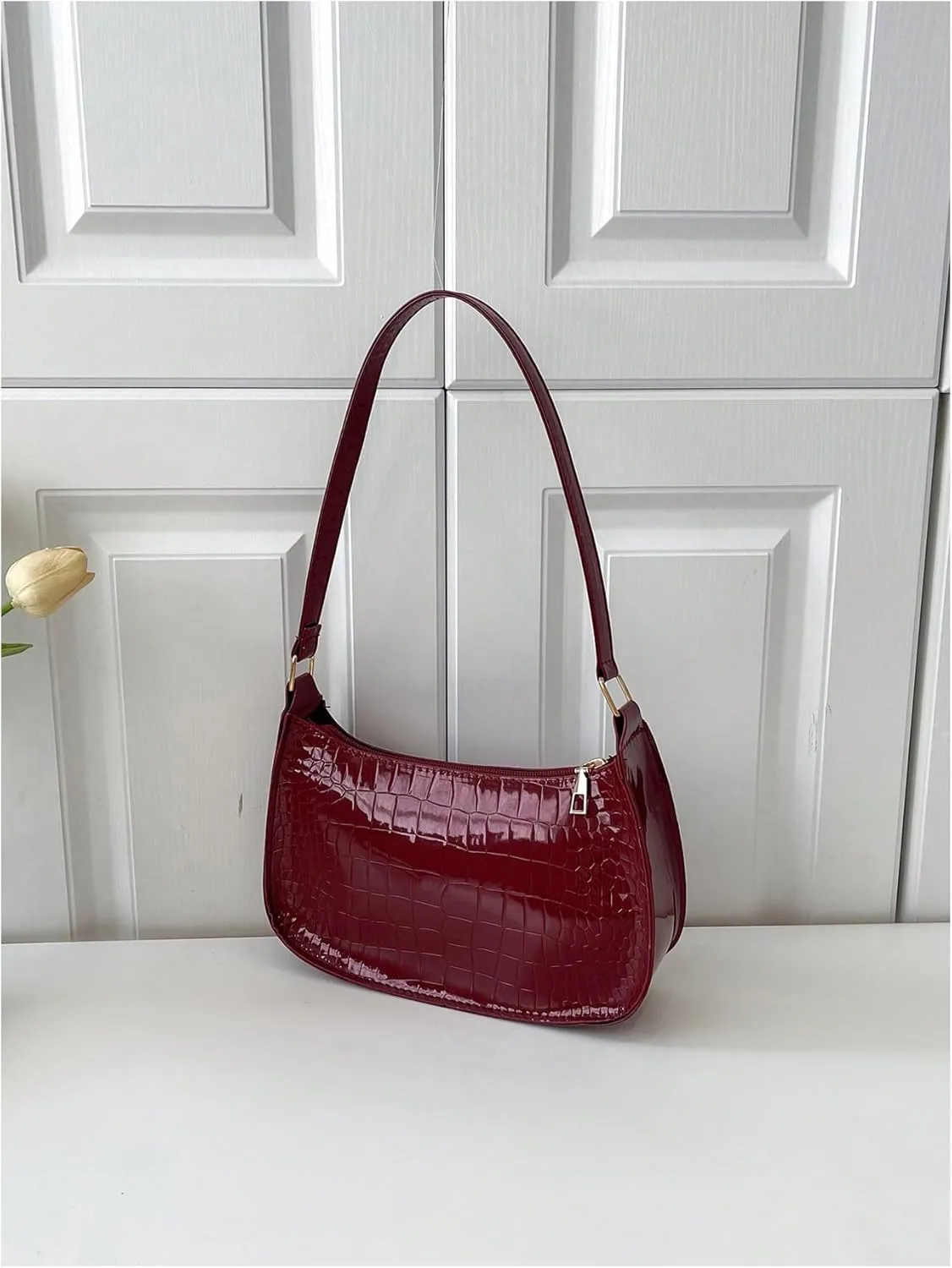 QWINEE Small Shoulder Bags for Women Zipper Crocodile Embossed Handbag Faux Leather Underarm Purse