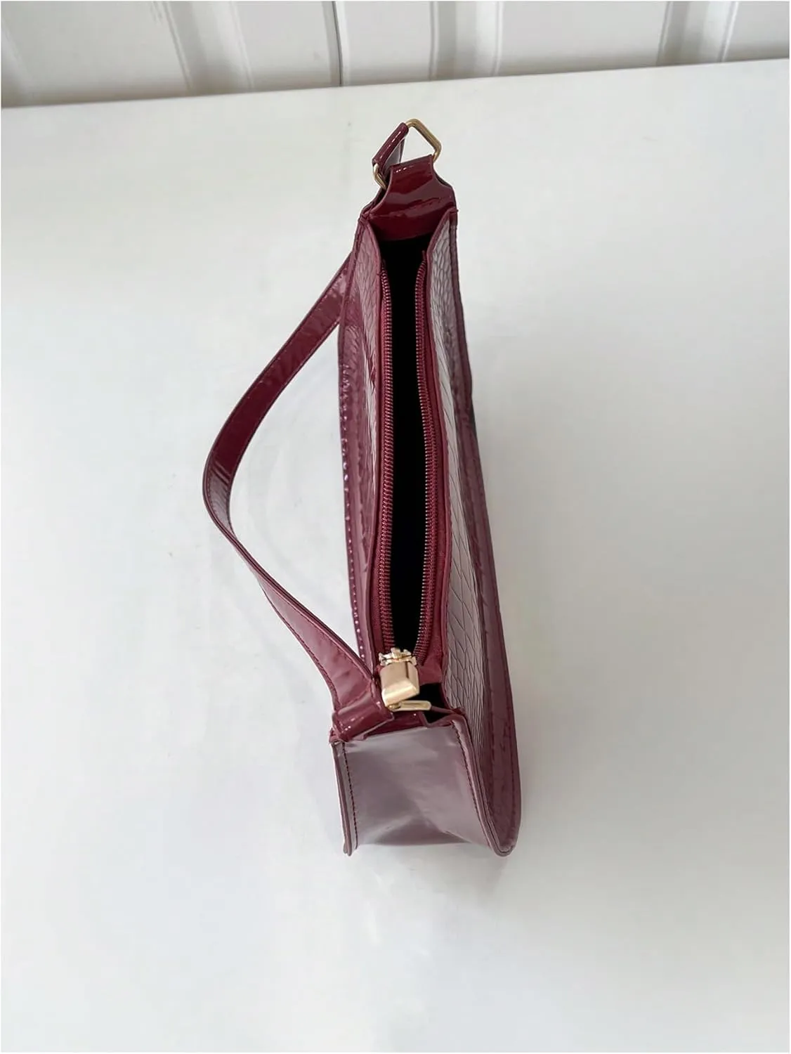 QWINEE Small Shoulder Bags for Women Zipper Crocodile Embossed Handbag Faux Leather Underarm Purse